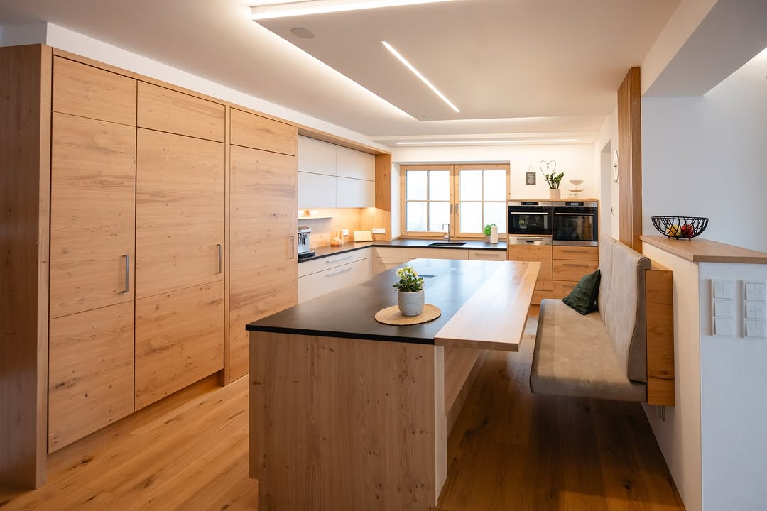 „Waunsd as söm mochsd, woasd wos drinn is“😉

Von der ersten Skizze bis zur Montage – ois aus unserer Werkstatt.
-Scharnreitner 

#holzdesign #holzküche #küche #regional #kücheninspo