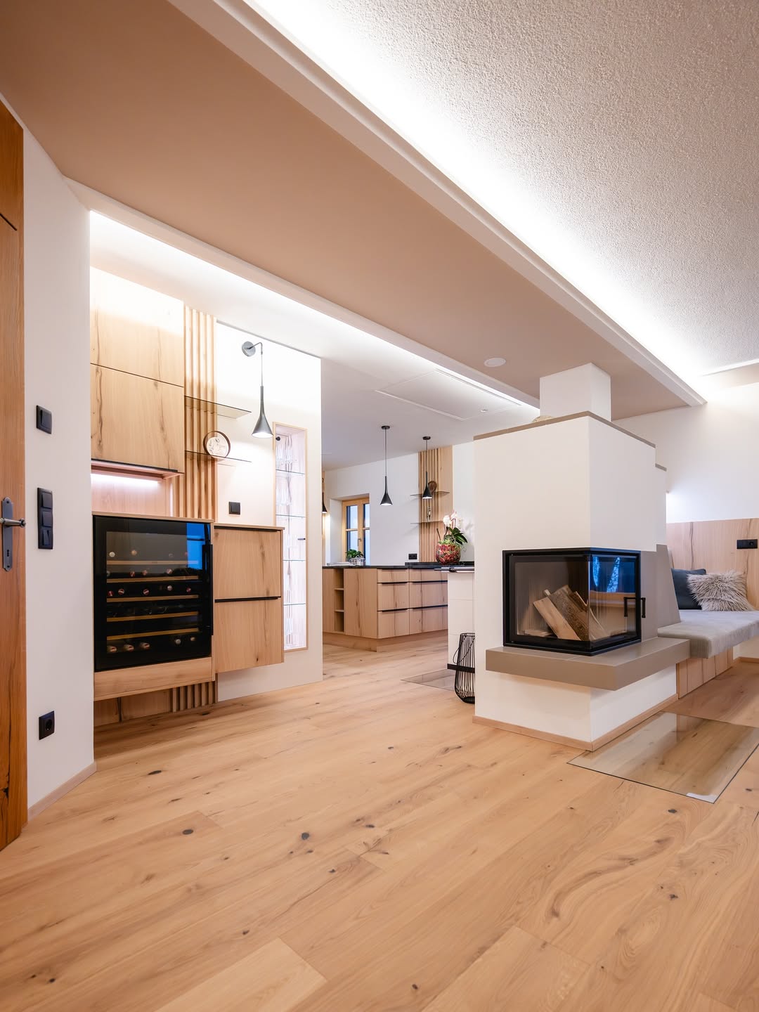 📍Wohnküche in Aschach a. d. Steyr (OÖ)

☑️Holzart: Kerneiche, gebeizt und lackiert.
 
☑️ Cremeweiß, lackiert

☑️ Granit Mystic Grey satiniert

#holzküche #küche #wohnlich #holzliebe #neueküche